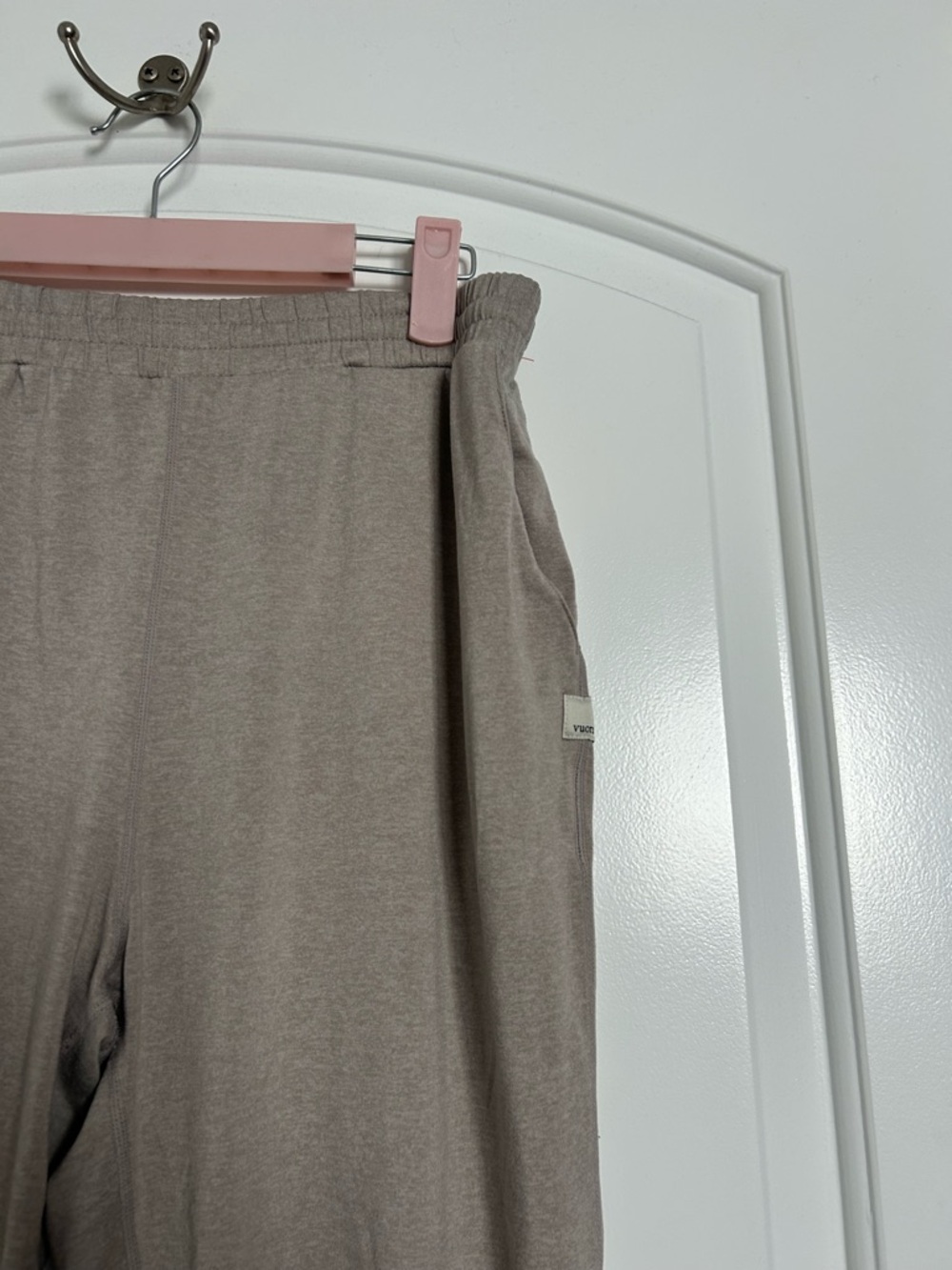 Vuori Women's Boyfriend Jogger Lounge Sweatpants Size S athleisure cozy gym Tan - Picture 9 of 9